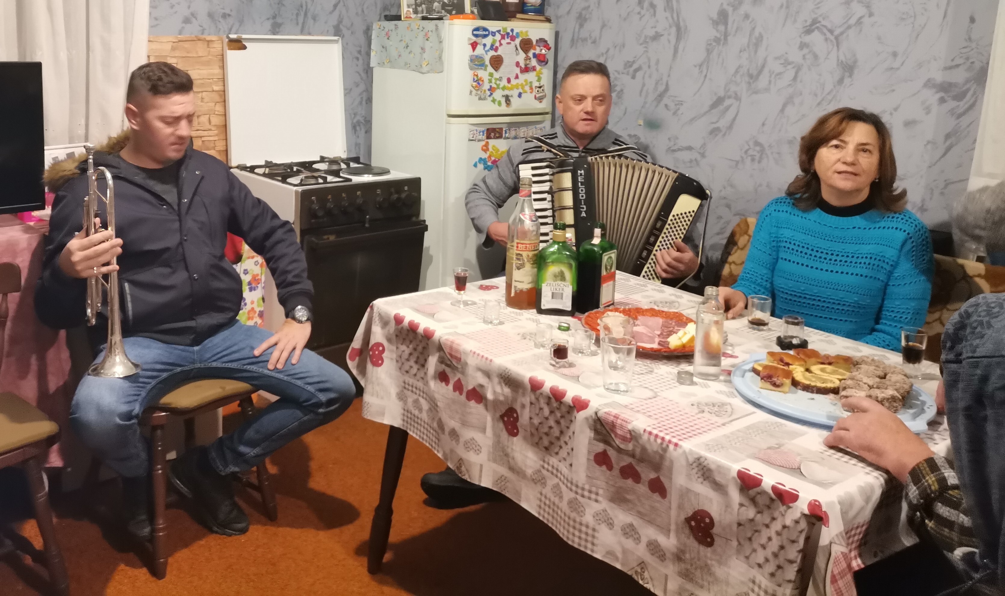 IZNENAĐENJE ZA 70. ROĐENDAN Ivana Novaka, dimnjačara iz Kuršanca, u rano jutro iznenadili njegovi najmiliji IZNENAĐENJE ZA 70. ROĐENDAN Ivana Novaka, dimnjačara iz Kuršanca, u rano jutro iznenadili njegovi najmiliji