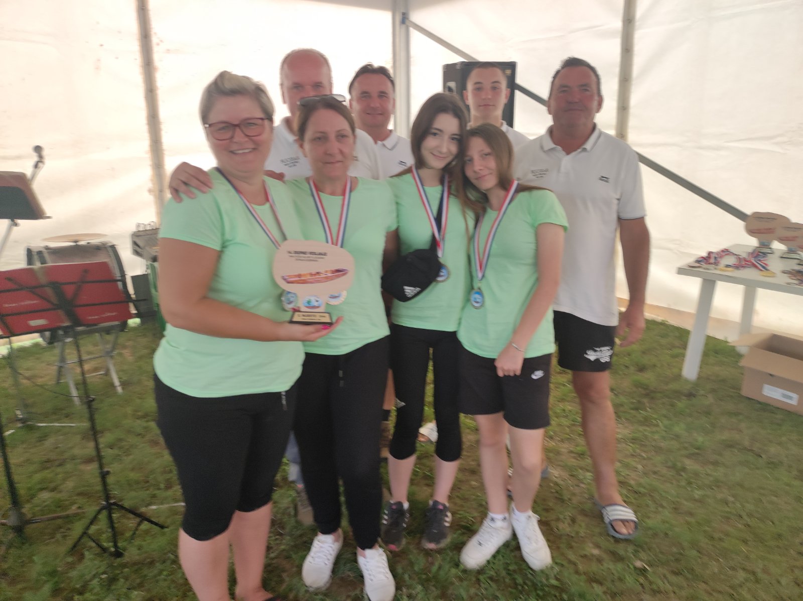 FOTO Pobjednici natjecanja u ekipnom veslanju dravskim čamcima su ekipe ‘Royal transport’ i ‘Fljojsarice’ FOTO Pobjednici natjecanja u ekipnom veslanju dravskim čamcima su ekipe ‘Royal transport’ i ‘Fljojsarice’