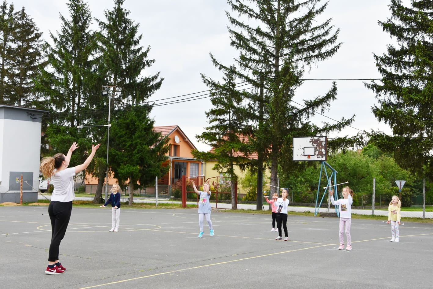 MAŽORETKINJE KOTORIBE Treći trening najmlađih na otvorenom