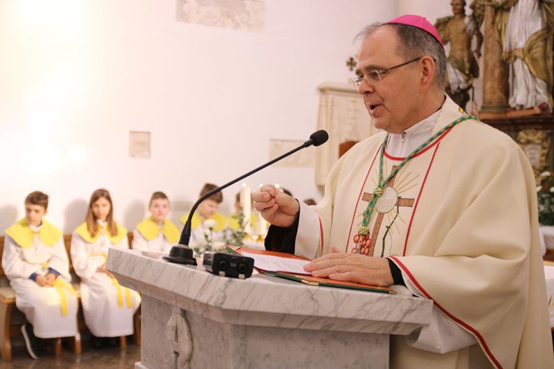 Biskup Radoš krstio peto dijete obitelji Spajić iz Svetog Martina na Muri