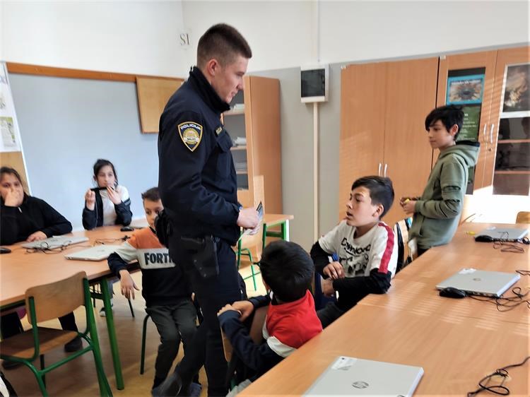 Policija u OŠ Orehovica