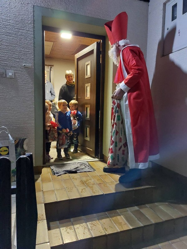 KNEZOVEC Sveti Nikola posjetio i darivao dječicu, ali i mještane