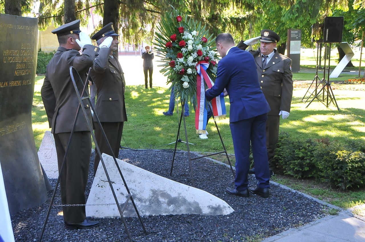 OBILJEŽEN DAN DRŽAVNOSTI Vijenci, svijeće i vječna hvala poginulim braniteljima