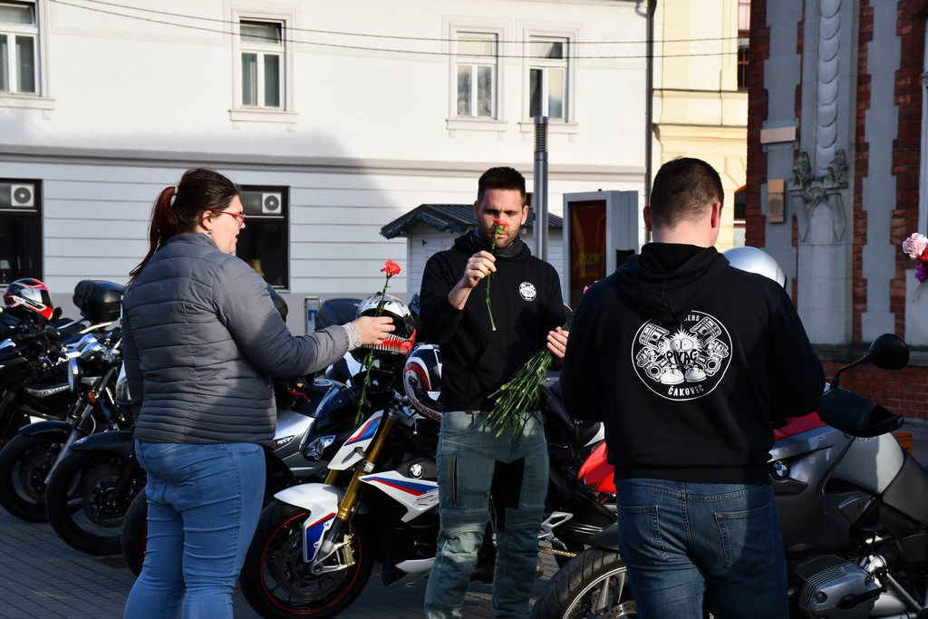 Free riders Pikač u centru Čakovca podjelom karanfila obradovali brojne žene