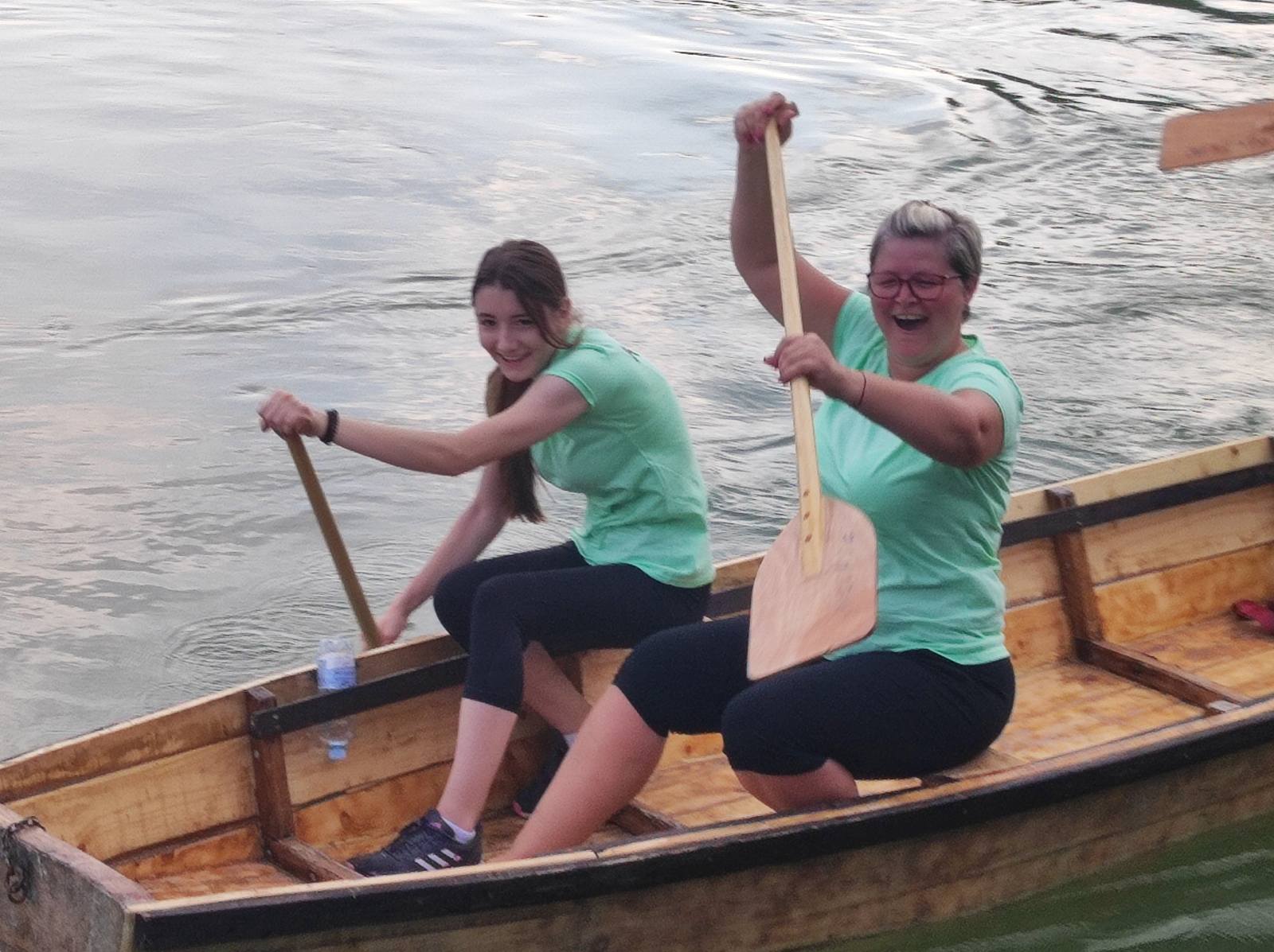 FOTO Pobjednici natjecanja u ekipnom veslanju dravskim čamcima su ekipe ‘Royal transport’ i ‘Fljojsarice’ FOTO Pobjednici natjecanja u ekipnom veslanju dravskim čamcima su ekipe ‘Royal transport’ i ‘Fljojsarice’