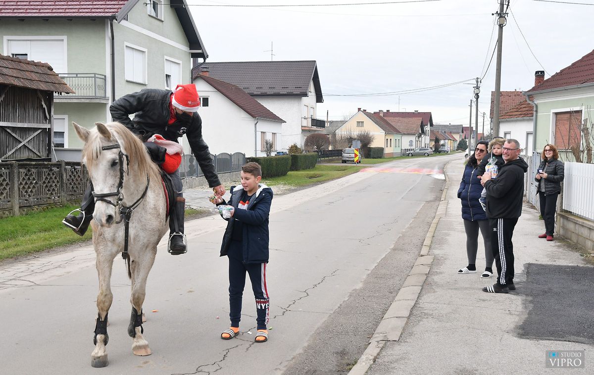 Veselje za kraj godine: Djed Božićnjak na kočiji stigao u Goričan!