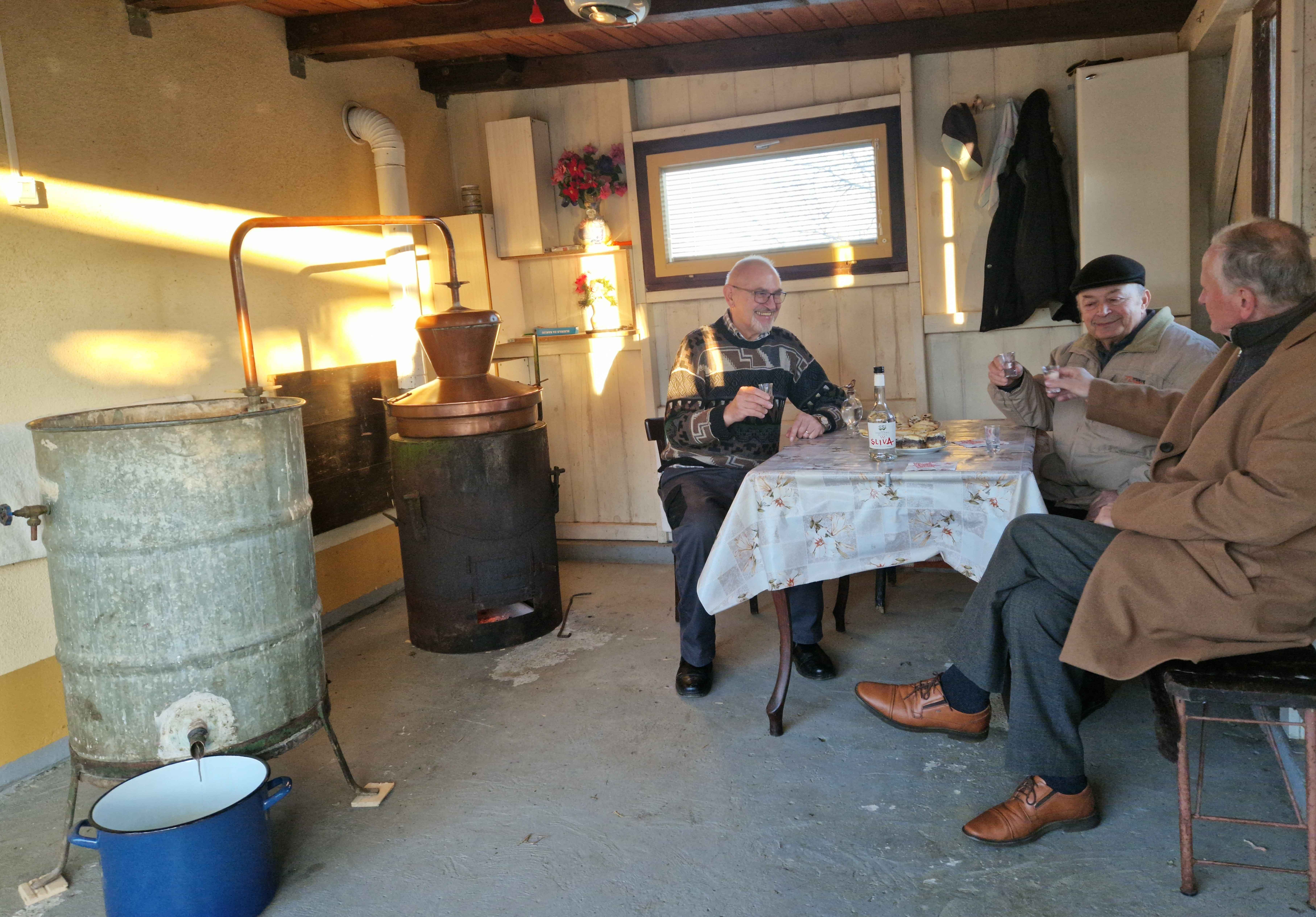 PRVE KAPI ŽGANICE Obitelj Kamenar pripravila plemenit napitak