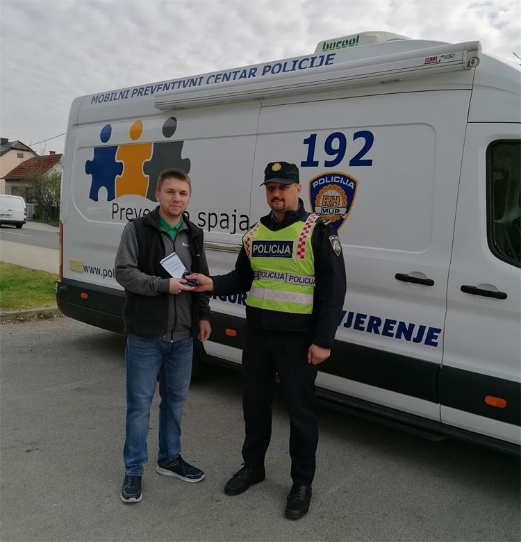 PREVENTIVNA AKCIJA Međimurska policija pješacima i biciklistima dijelila reflektirajuće trakice i letke