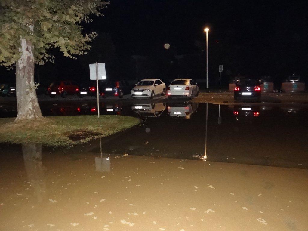 Neugodna noć za stanare jedne čakovečke ulice: Poplavljen dio ulice, parkirani automobili pod vodom Neugodna noć za stanare jedne čakovečke ulice: Poplavljen dio ulice, parkirani automobili pod vodom