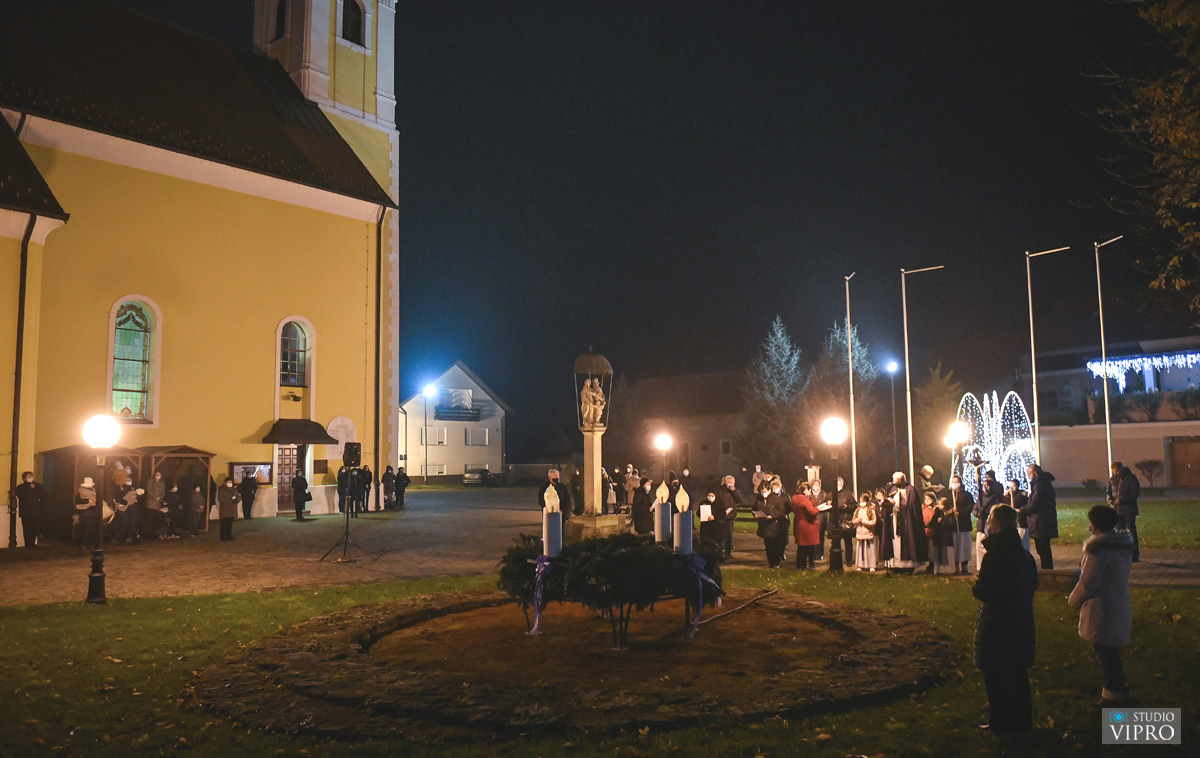 Prva svijeća, svijeća nade, upaljena na adventskom vijencu u Prelogu