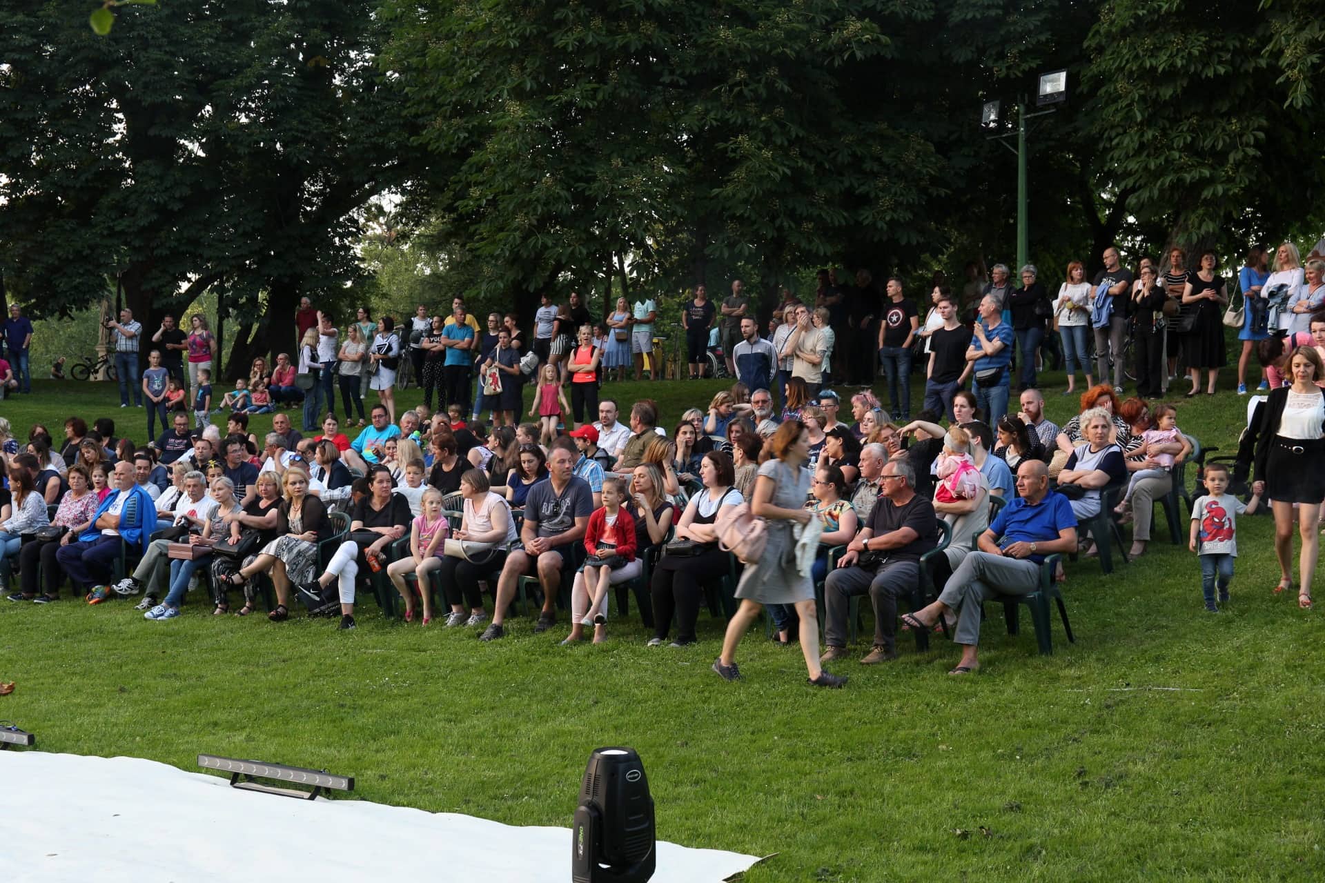 Predstava ‘Na dlanu jezera’ u lijepom ambijentu jezera podno zidina Starog grada