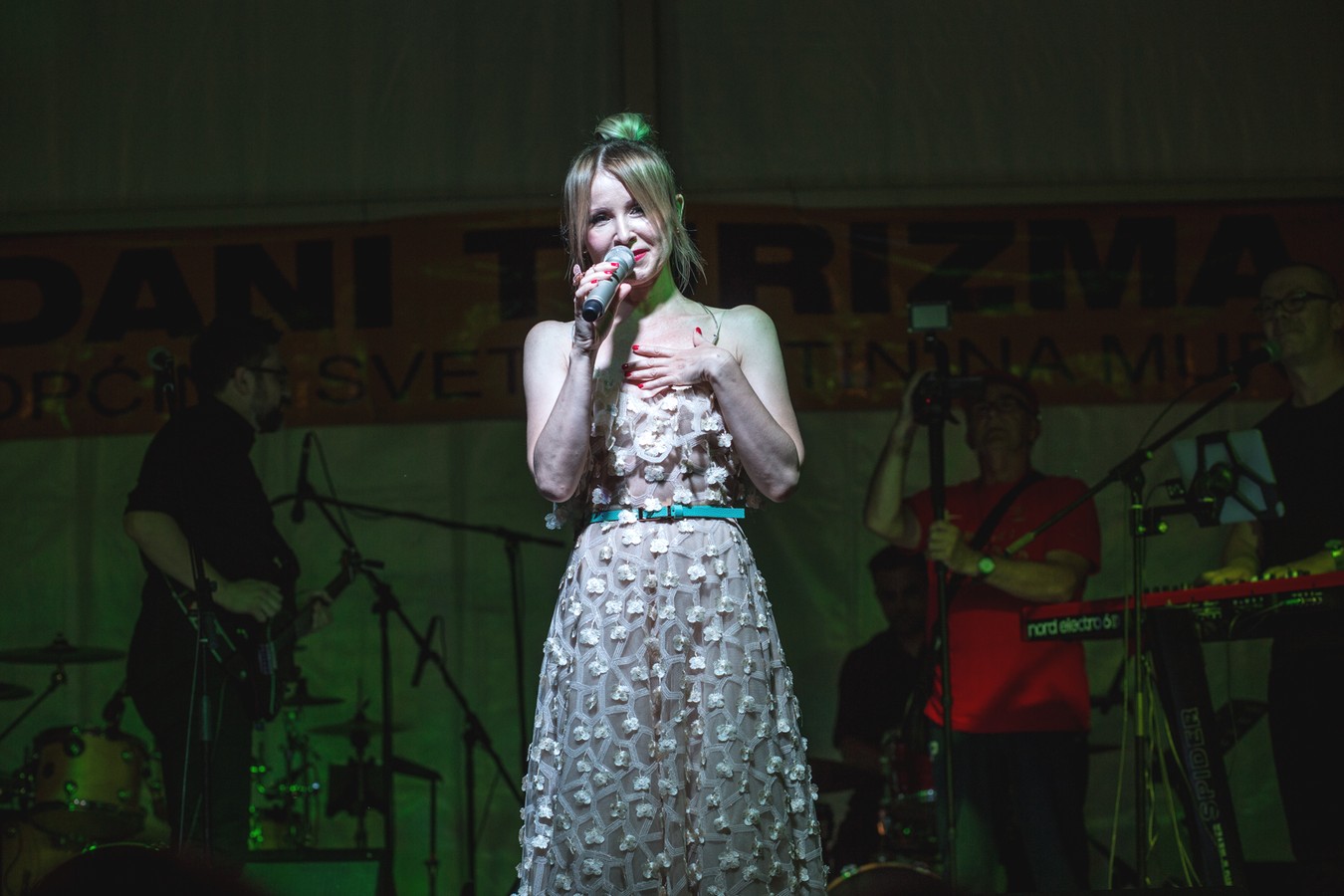 Danijela Martinović zabavljala publiku ispod šatora u Svetom Martinu na Muri