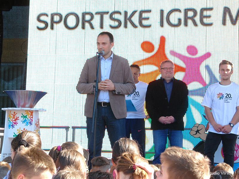 347715077dsc05451119332