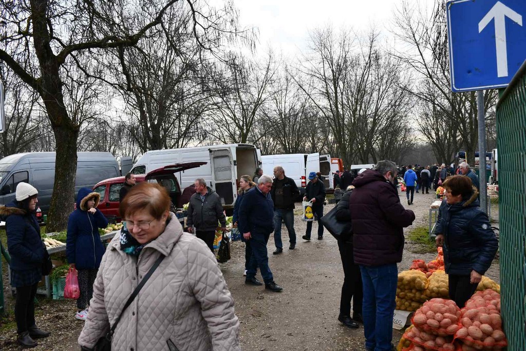 SAJAM SRIJEDOM FOTO Prvi čakovečki sajam otkad smo uveli euro. Cijene su istaknute u eurima i kunama.  MH  ‘Cifre su male pak se čini kak da je fal!’ – rekli su kupci  Prva je sajamska srijeda otkad smo ušli u eurozonu. Nakon gotovo 30 godina opraštamo se