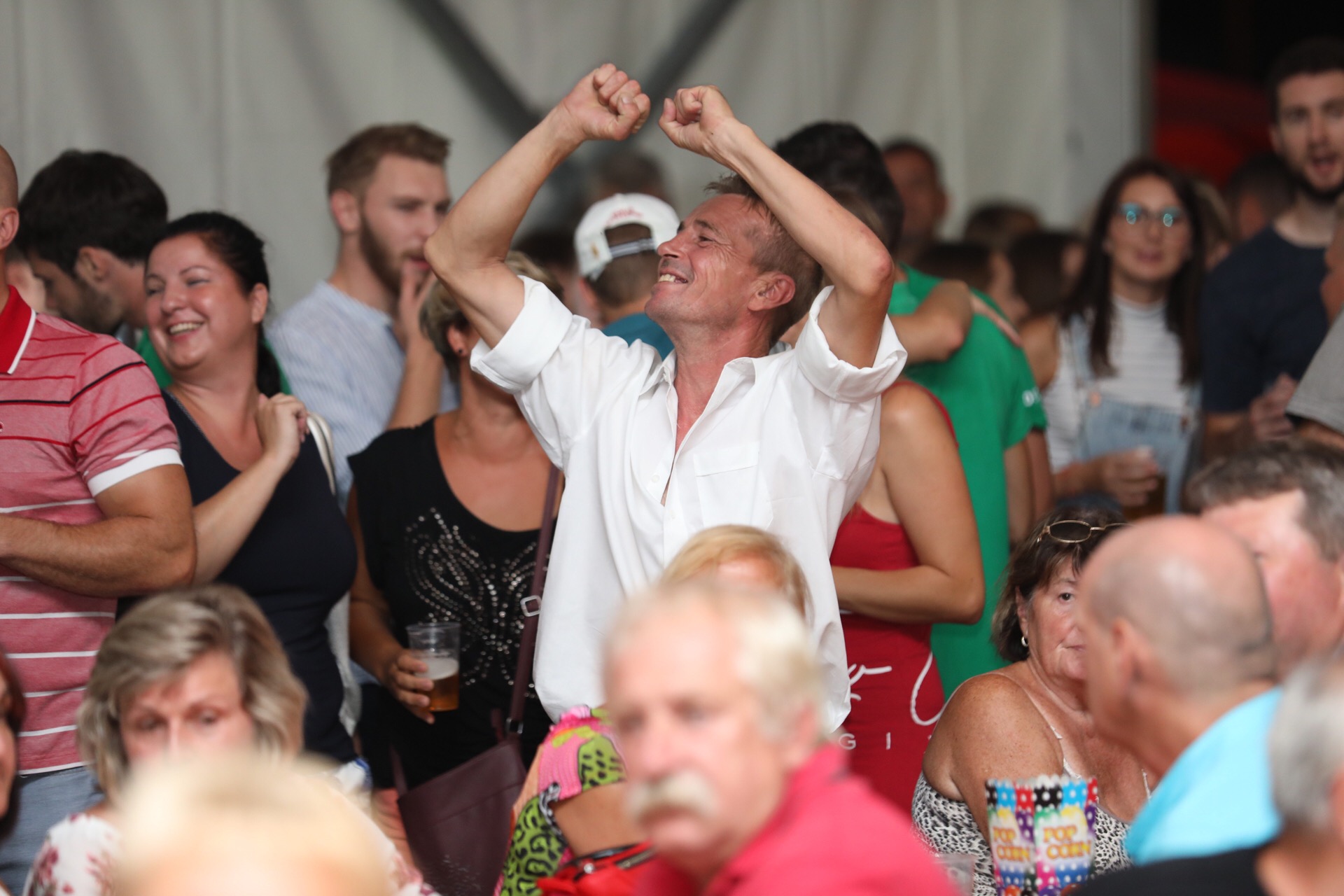 Mladen Grdović ispunio šator u Sv. Martinu na Muri, pjevalo se i plesalo uz njegove hitove Mladen Grdović ispunio šator u Sv. Martinu na Muri, pjevalo se i plesalo uz njegove hitove