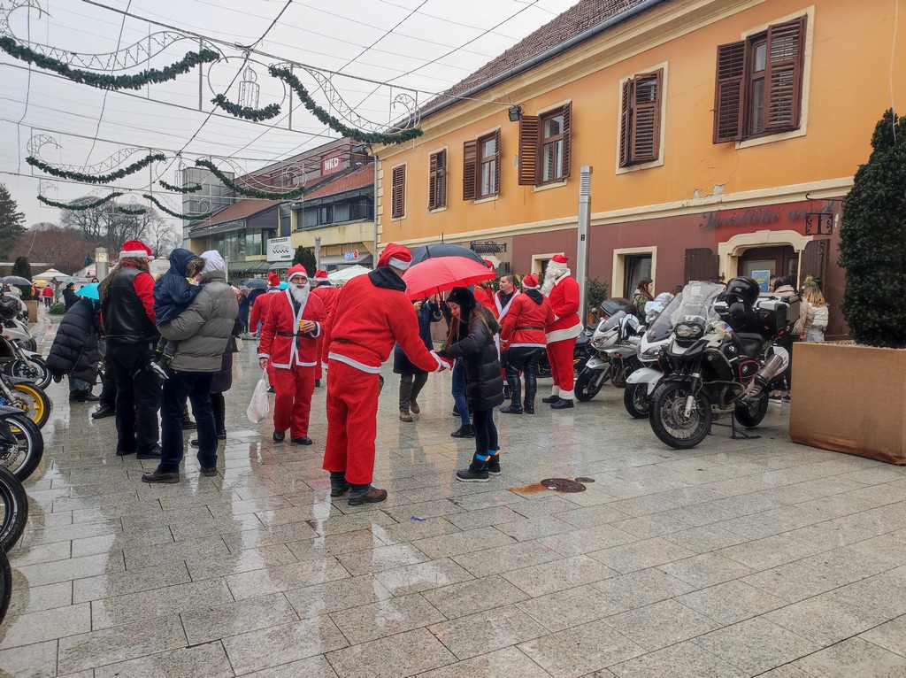 Djedice na motorima u centru Čakovca darovali slatkiše mališanima