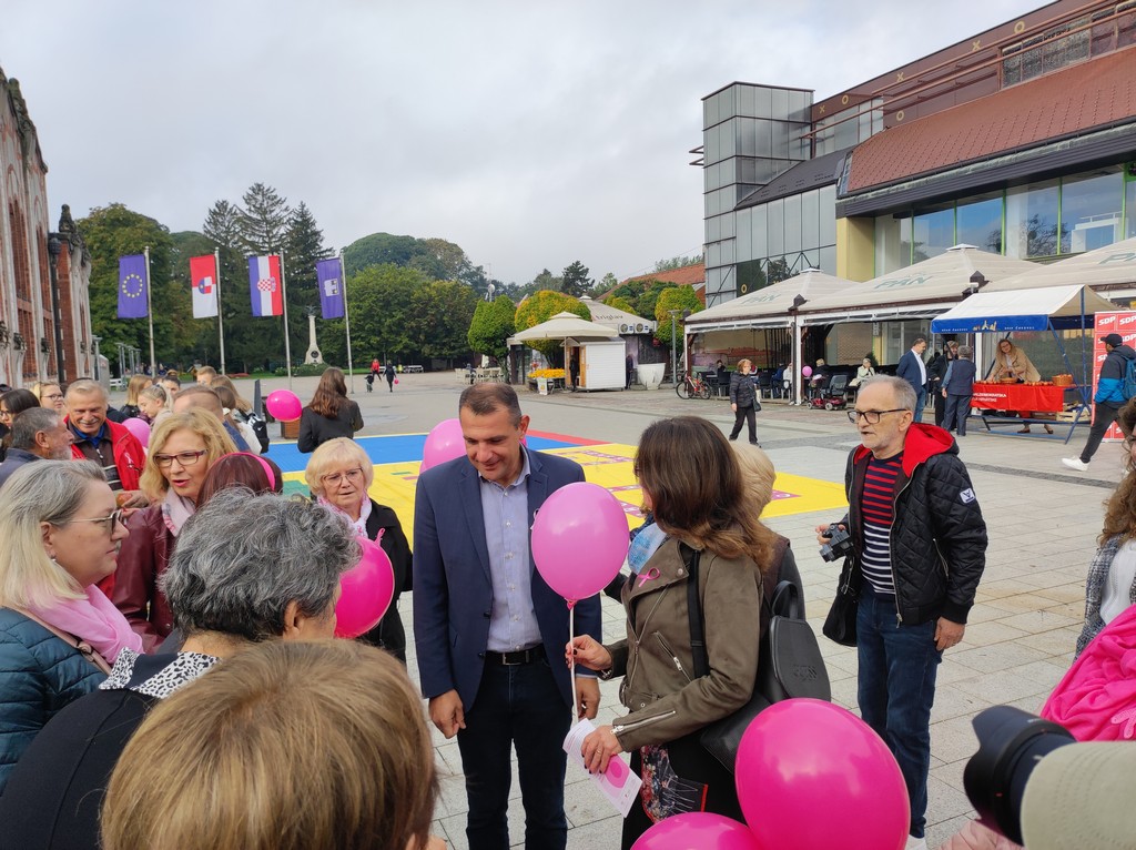 DAN RUŽIČASTE VRPCE Brojne Međimurke i Međimurci dali podršku ženama koje se bore s rakom dojke!