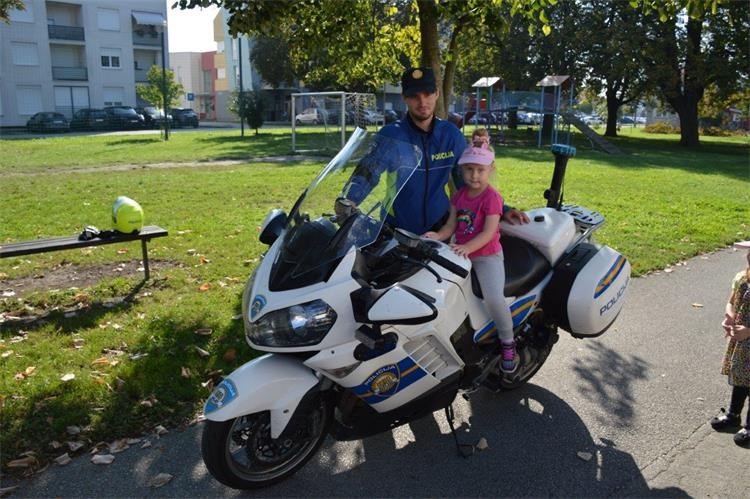 Policijski motociklist, vrtić Pčelice
