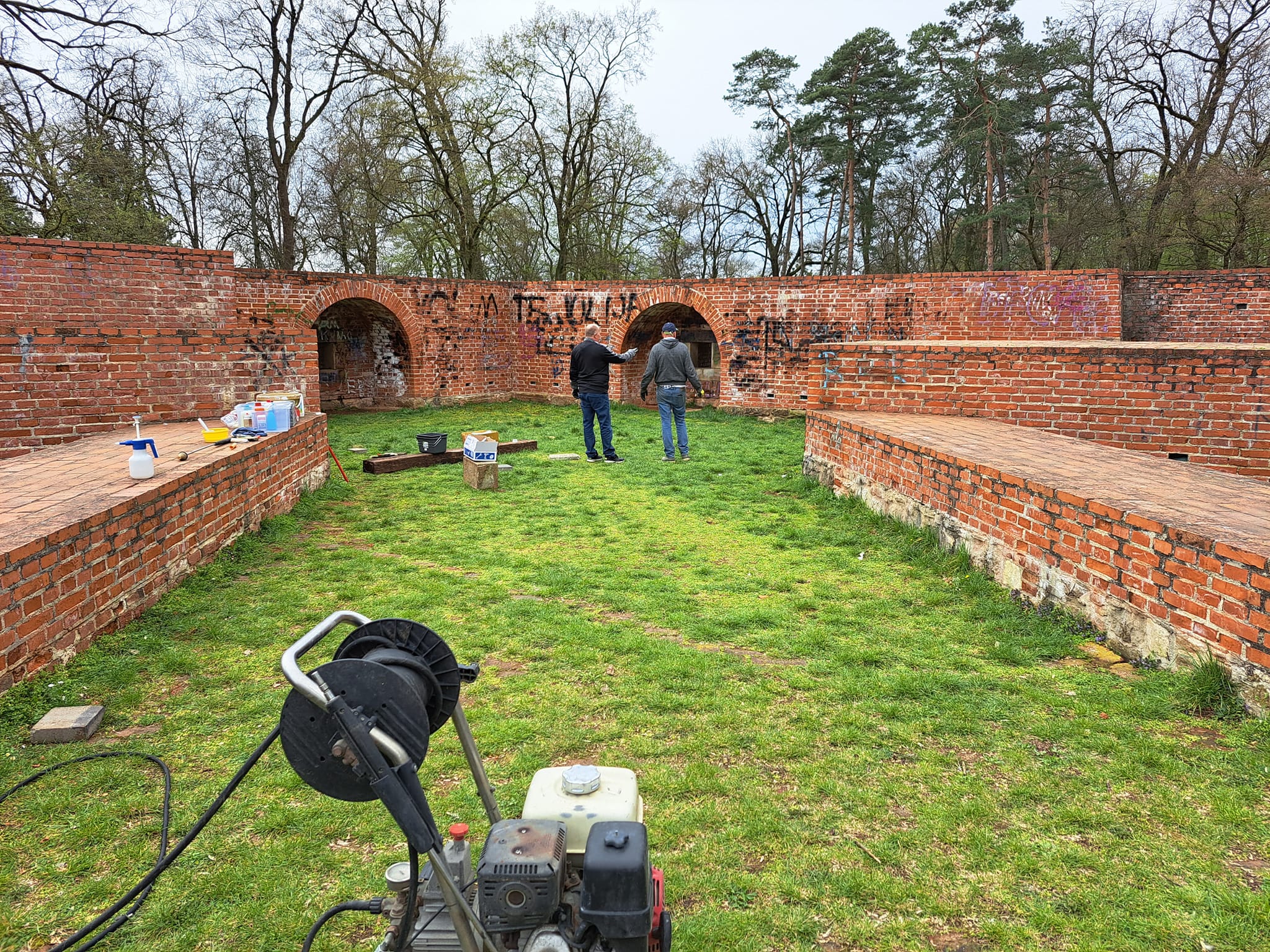 Uklanjaju se grafiti s južne kule Starog grada u Čakovcu, postavljen i video nadzor