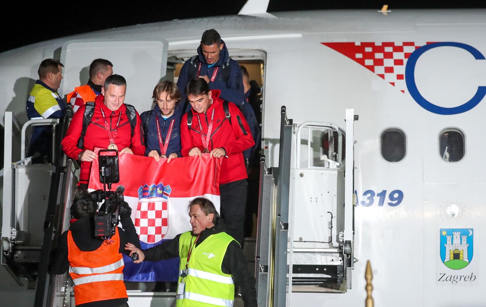 Vatreni u busu do Trga, pozdravljaju ih tisuće uz baklje, zastave i vatromet