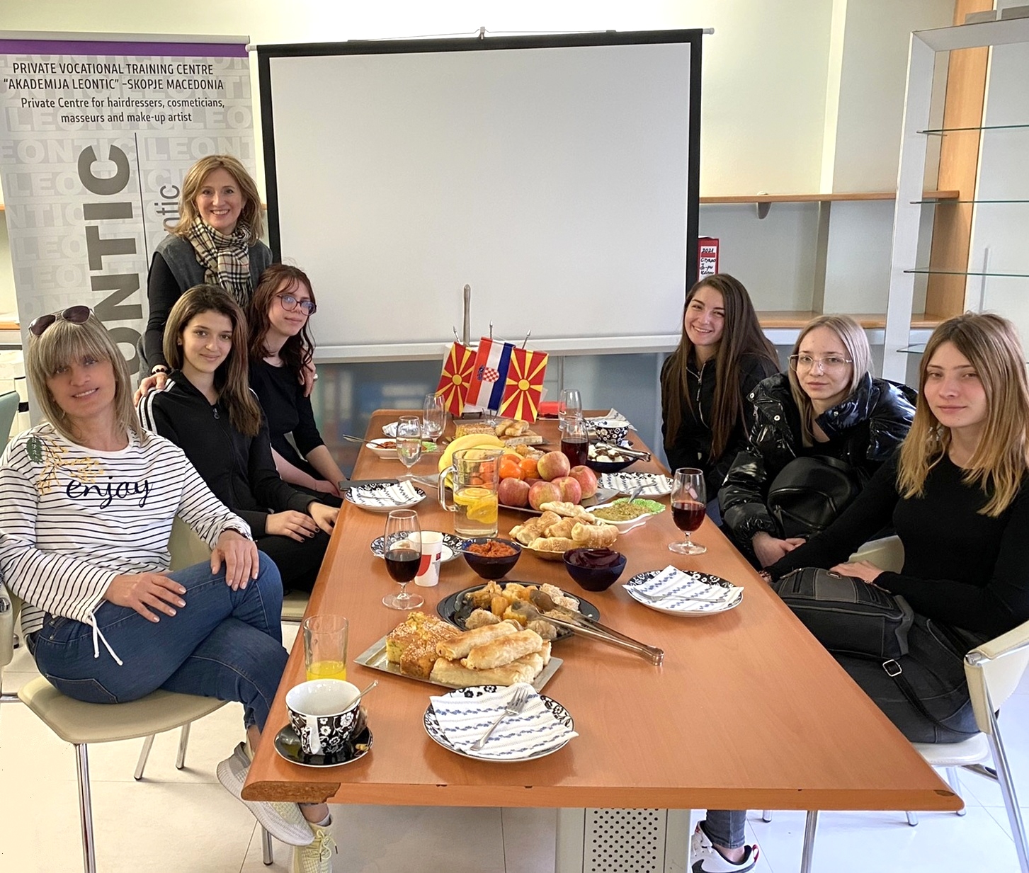 SJAJNO ISKUSTVO Pet učenica zanimanja frizer na praktičnoj nastavi u Makedoniji