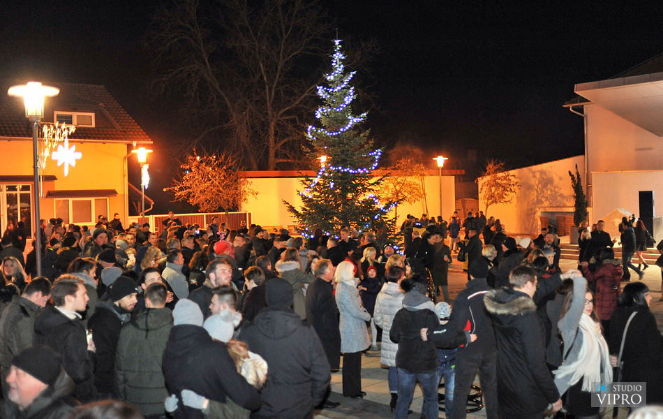 Doček u Prelogu uz vatromet, taktove valcera, šampanjac i kuhano vino