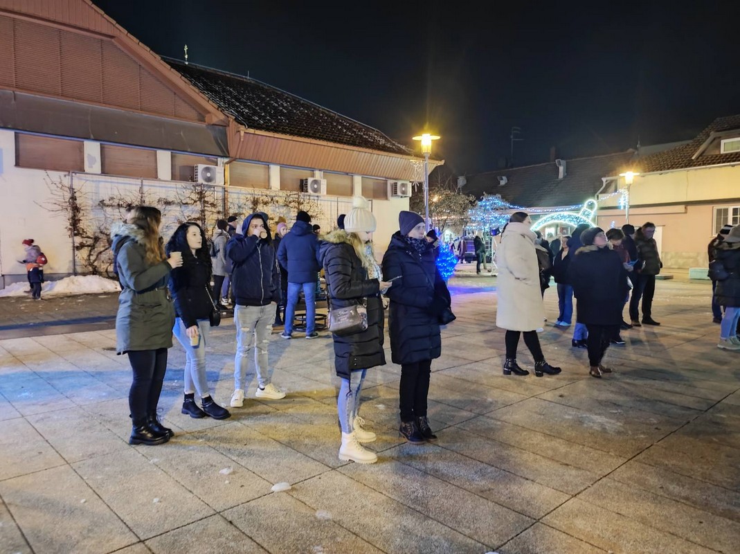 VIDEO/FOTO Bend Tragovi su ugrijali publiku na Adventskoj čaroliji u Prelogu!