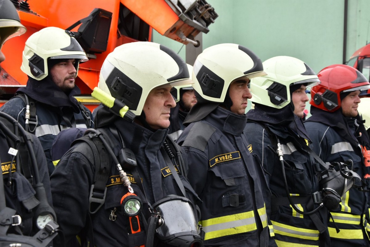 MURSKO SREDIŠĆE Održana uzbudljiva vježba u kojoj su vatrogasci uspješno ugasili požar i spasili unesrećene MURSKO SREDIŠĆE Održana uzbudljiva vježba u kojoj su vatrogasci uspješno ugasili požar i spasili unesrećene