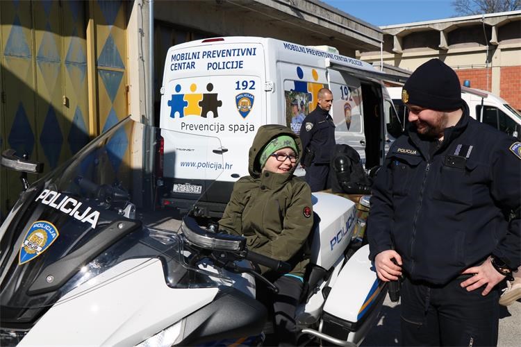 Zmajčeki iz Strahoninca posjetili Policijsku upravu međimursku