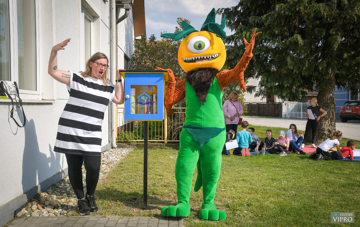 Mala slobodna knjižnica u Oporovcu