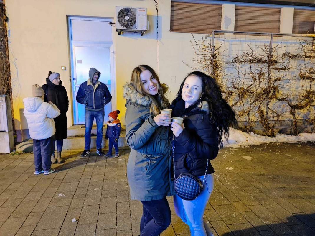 VIDEO/FOTO Bend Tragovi su ugrijali publiku na Adventskoj čaroliji u Prelogu!