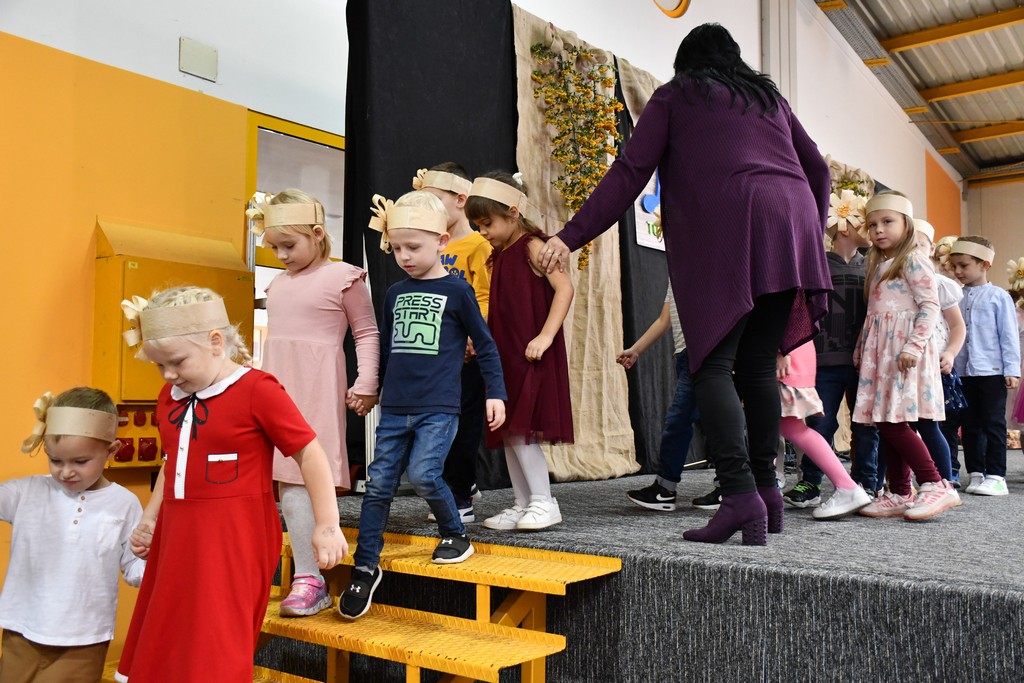 PROSLAVA JESENI Brojni zaljubljenici u kulturnu baštinu i tradiciju našega kraja okupili se na Danima zahvalnosti za plodove zemlje PROSLAVA JESENI Brojni zaljubljenici u kulturnu baštinu i tradiciju našega kraja okupili se na Danima zahvalnosti za plodove zemlje