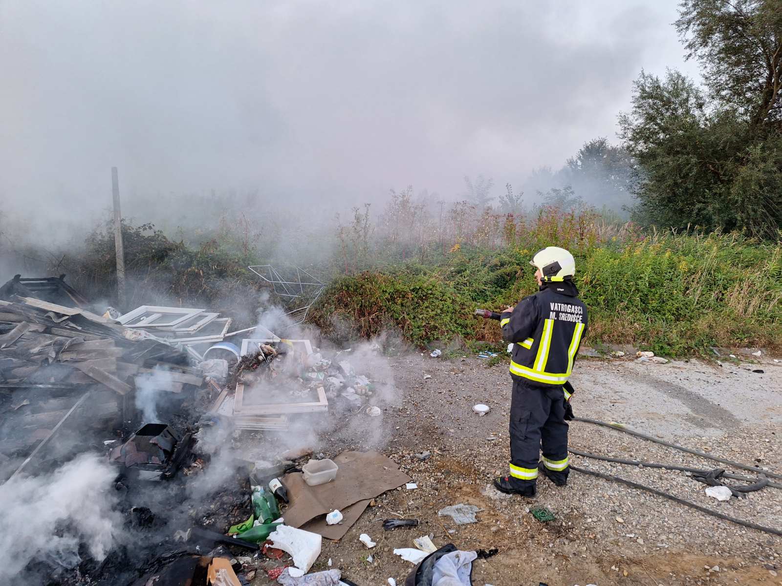 SITNICE ‘Bilo je toliko zapaljenog smeća da je bager morao doći u pomoć’
