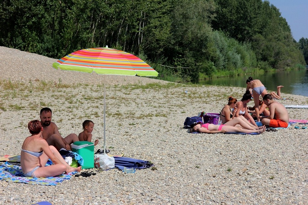 Međimurke i Međimurci spas od ljetnih vrućina potražili uz rijeku Dravu