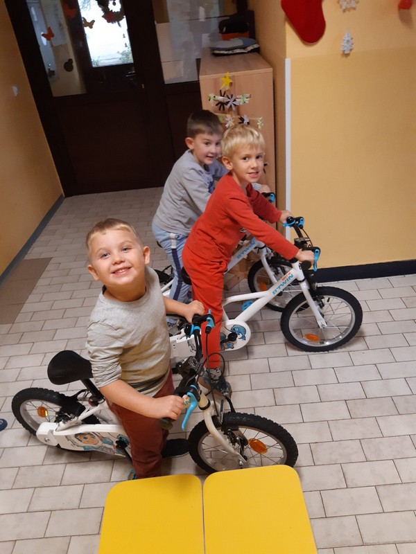 MALI VRTIĆARCI Mališani iz vrtića Krijesnice uživaju u kreativnoj igri i aktivnosti MALI VRTIĆARCI Mališani iz vrtića Krijesnice uživaju u kreativnoj igri i aktivnosti