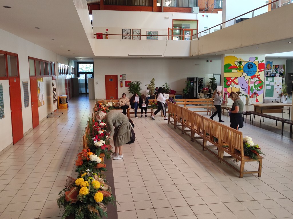 PRIGODNI ARANŽMANI Prodajna izložba aranžmana uoči Svih svetih u holu Gospodarske škole