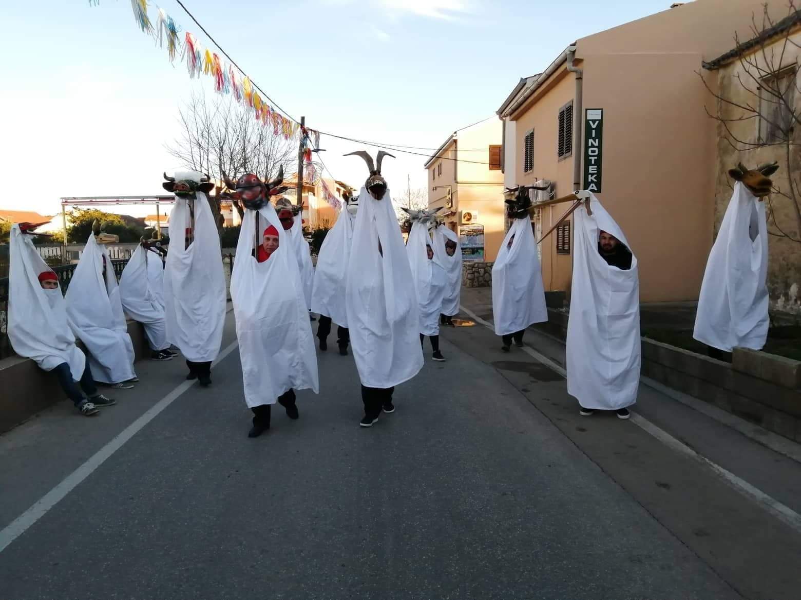 FOTO KUU Čaplja Podturen osvojila treće mjesto na međunarodnom karnevalu na otoku Viru