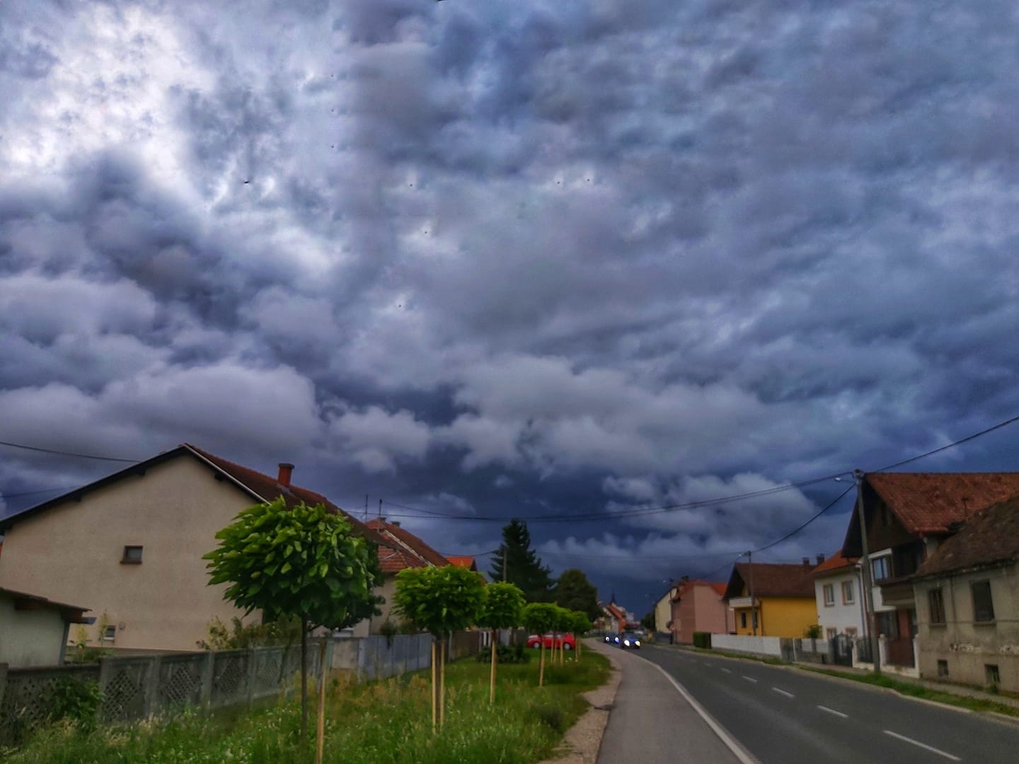 PROLOM OBLAKA Sve nas iznenadilo: U tren oka zamračilo se Međimurje, pada kiša, snažno grmi… PROLOM OBLAKA Sve nas iznenadilo: U tren oka zamračilo se Međimurje, pada kiša, snažno grmi…