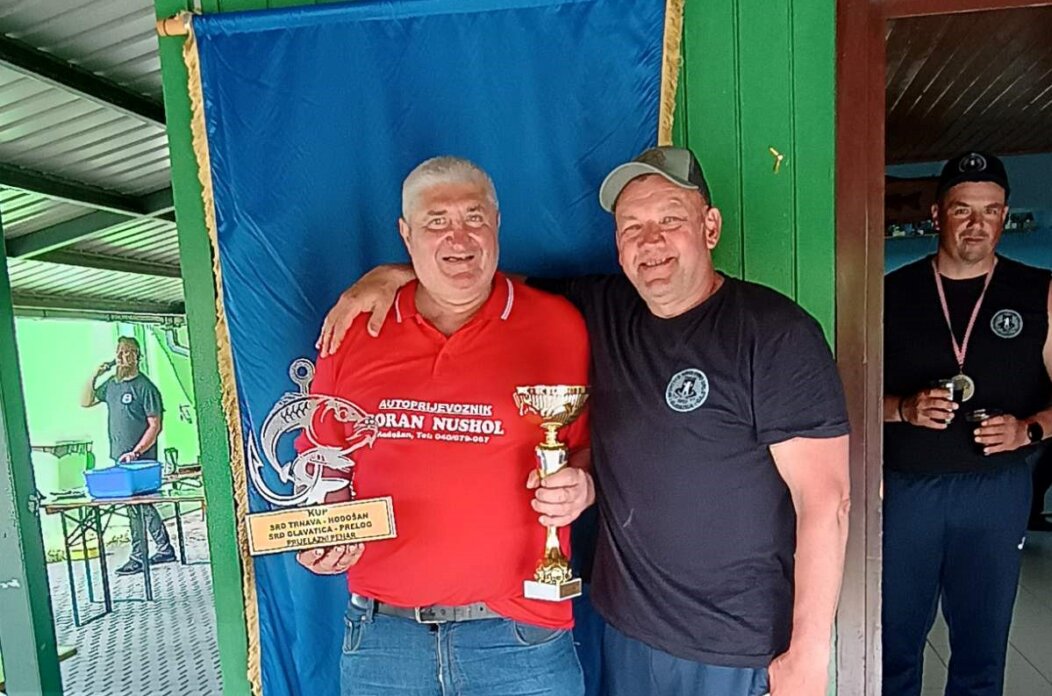 4 . Predsjednik Trnave Ivan Mesarić sa pobjedničkim peharima 22