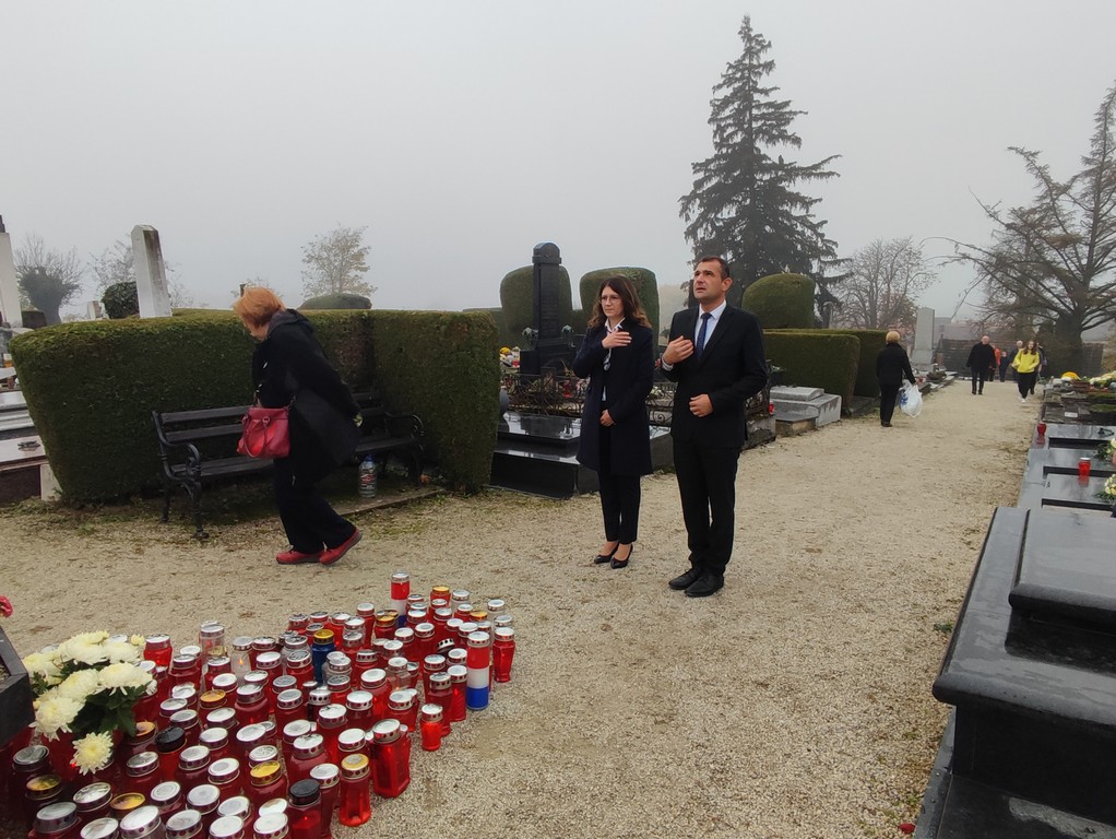 Polaganje vijenaca i paljenje svijeća uz blagdan Svih svetih