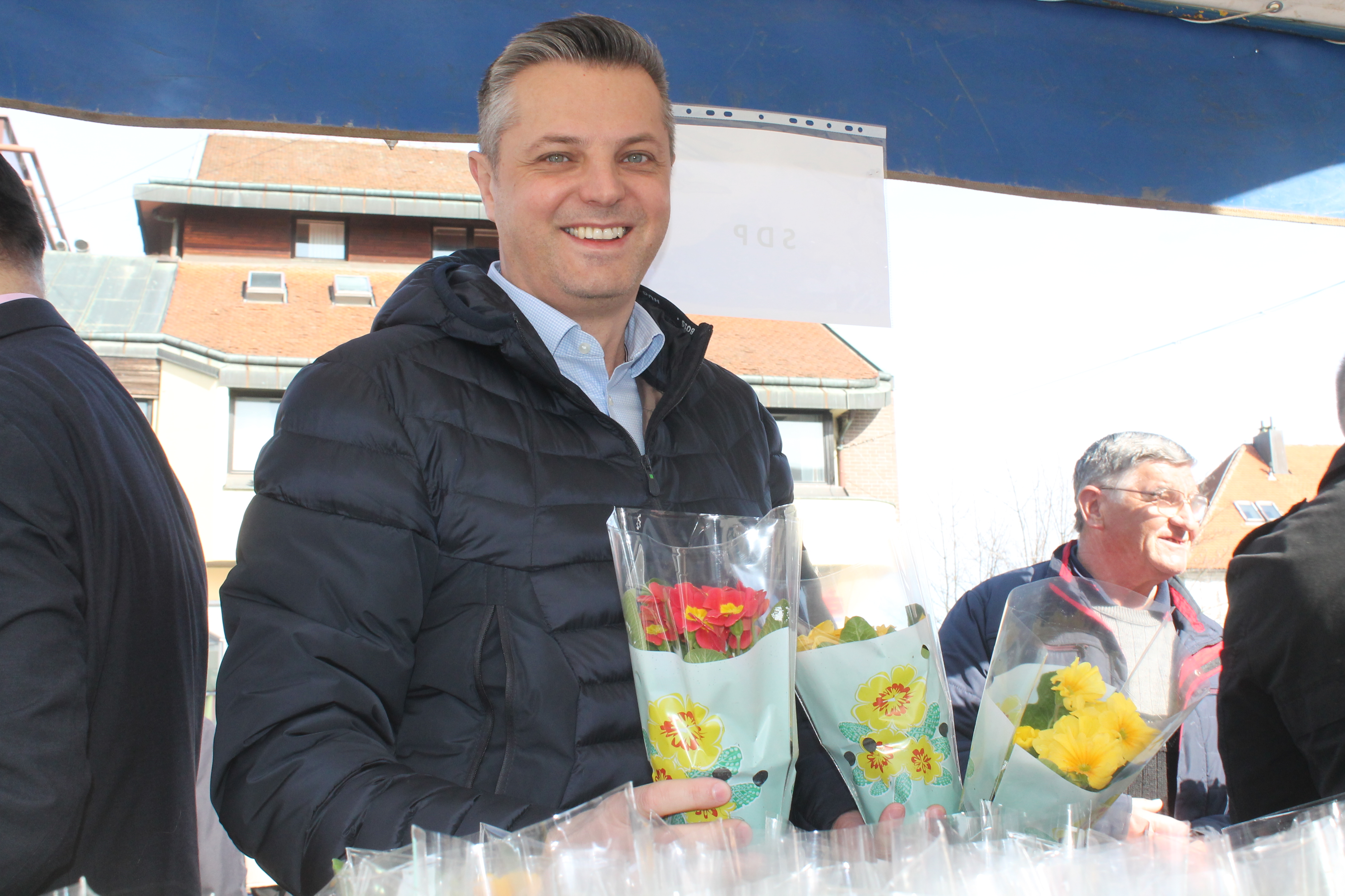 ‘ŽENE, SRETAN VAM VAŠ DAN’ Političari darivali prolaznice gradom