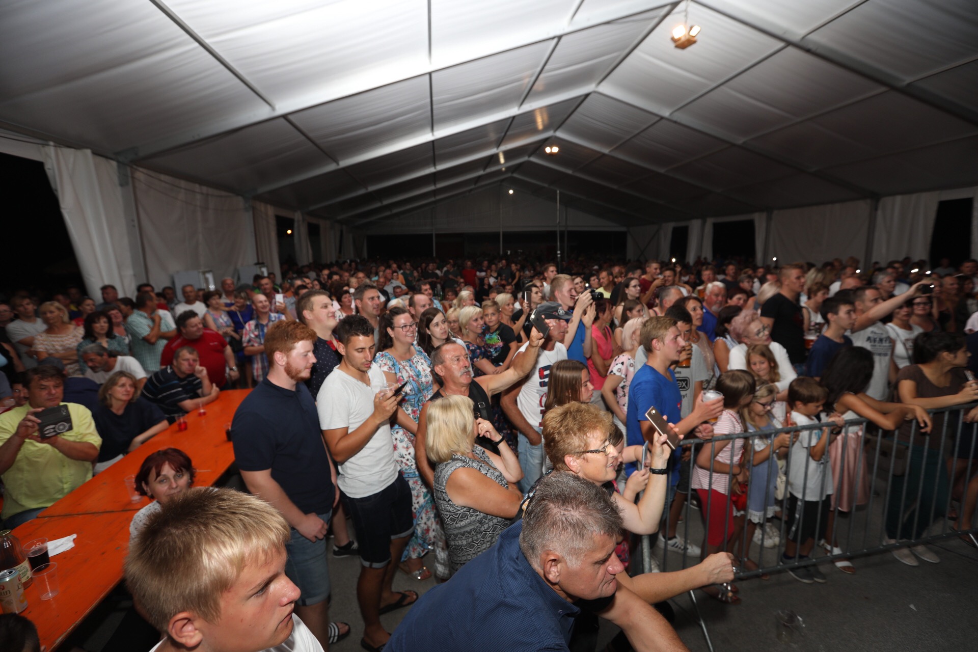 Mladen Grdović ispunio šator u Sv. Martinu na Muri, pjevalo se i plesalo uz njegove hitove Mladen Grdović ispunio šator u Sv. Martinu na Muri, pjevalo se i plesalo uz njegove hitove