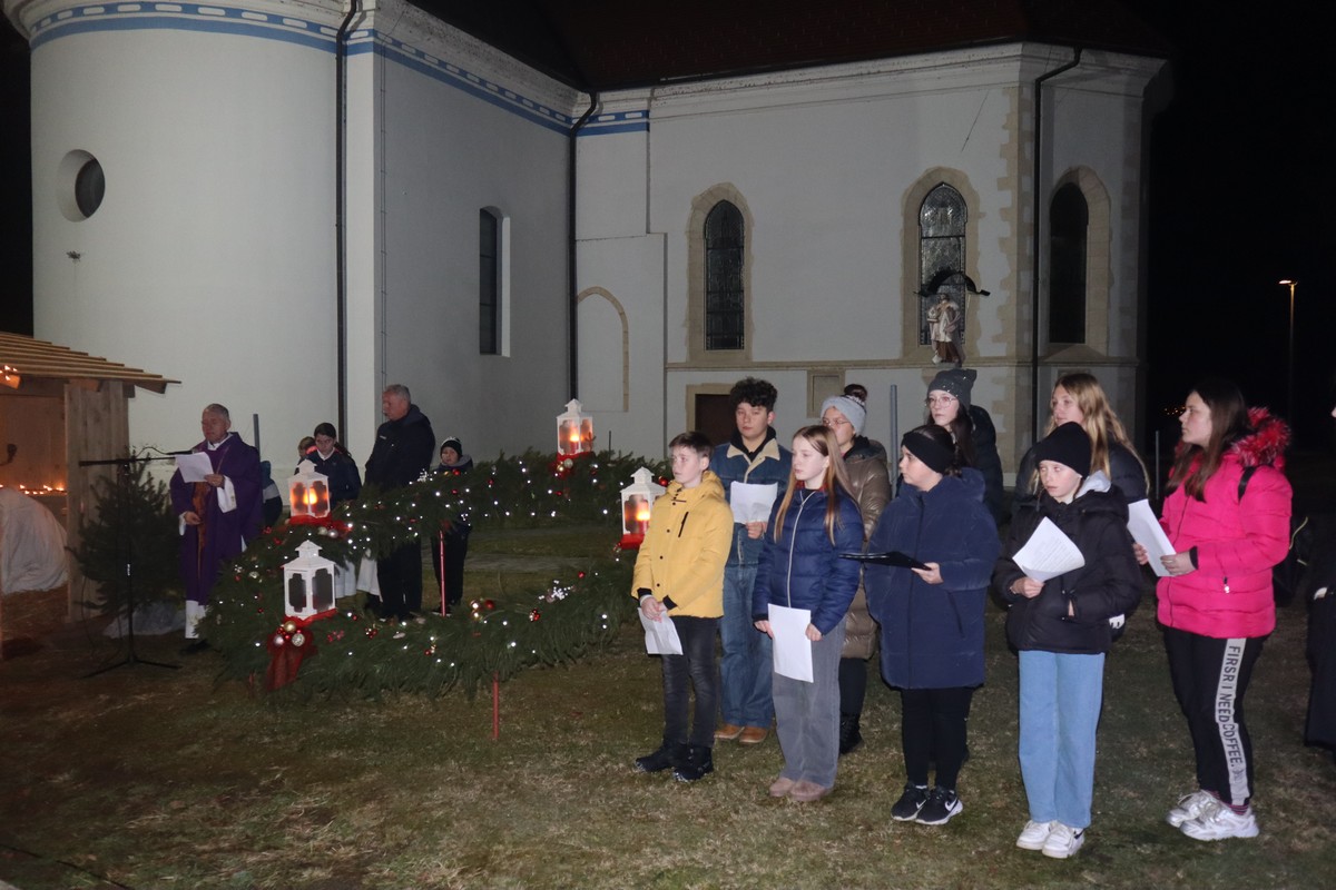 FOTO Na adventskom vijencu u centru Svetog Martina na Muri upaljena je još jedna svijeća