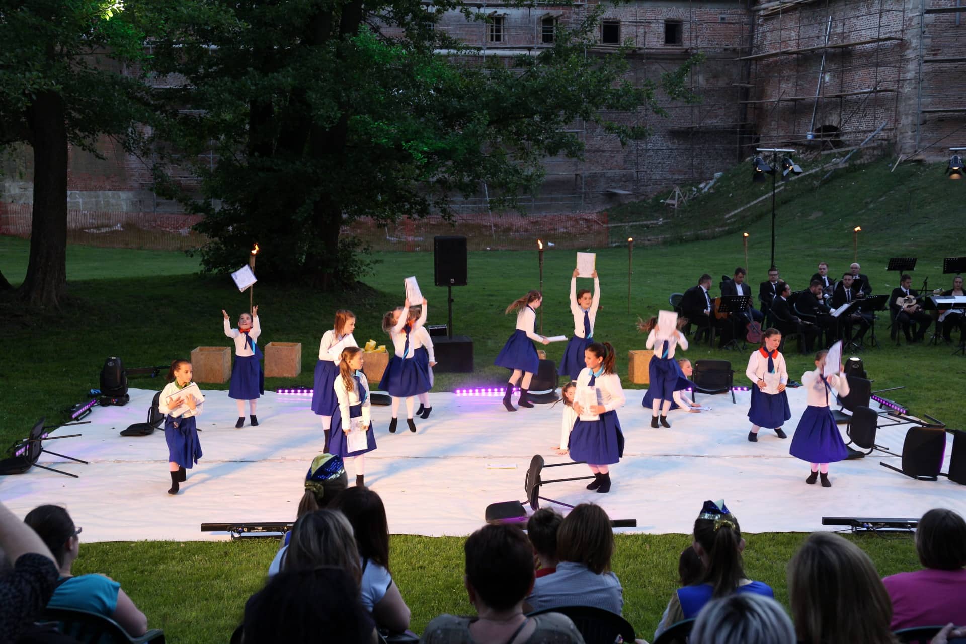 Predstava ‘Na dlanu jezera’ u lijepom ambijentu jezera podno zidina Starog grada