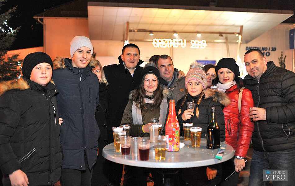 Doček u Prelogu uz vatromet, taktove valcera, šampanjac i kuhano vino