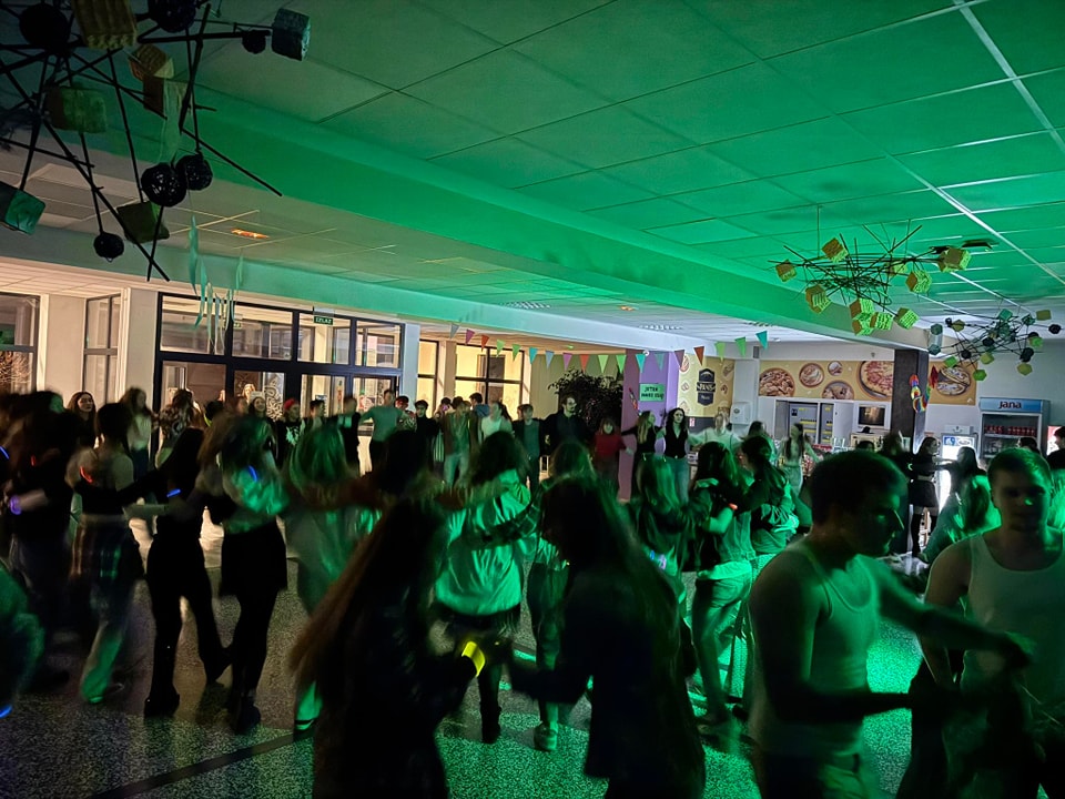 Gimnazijski Trash party