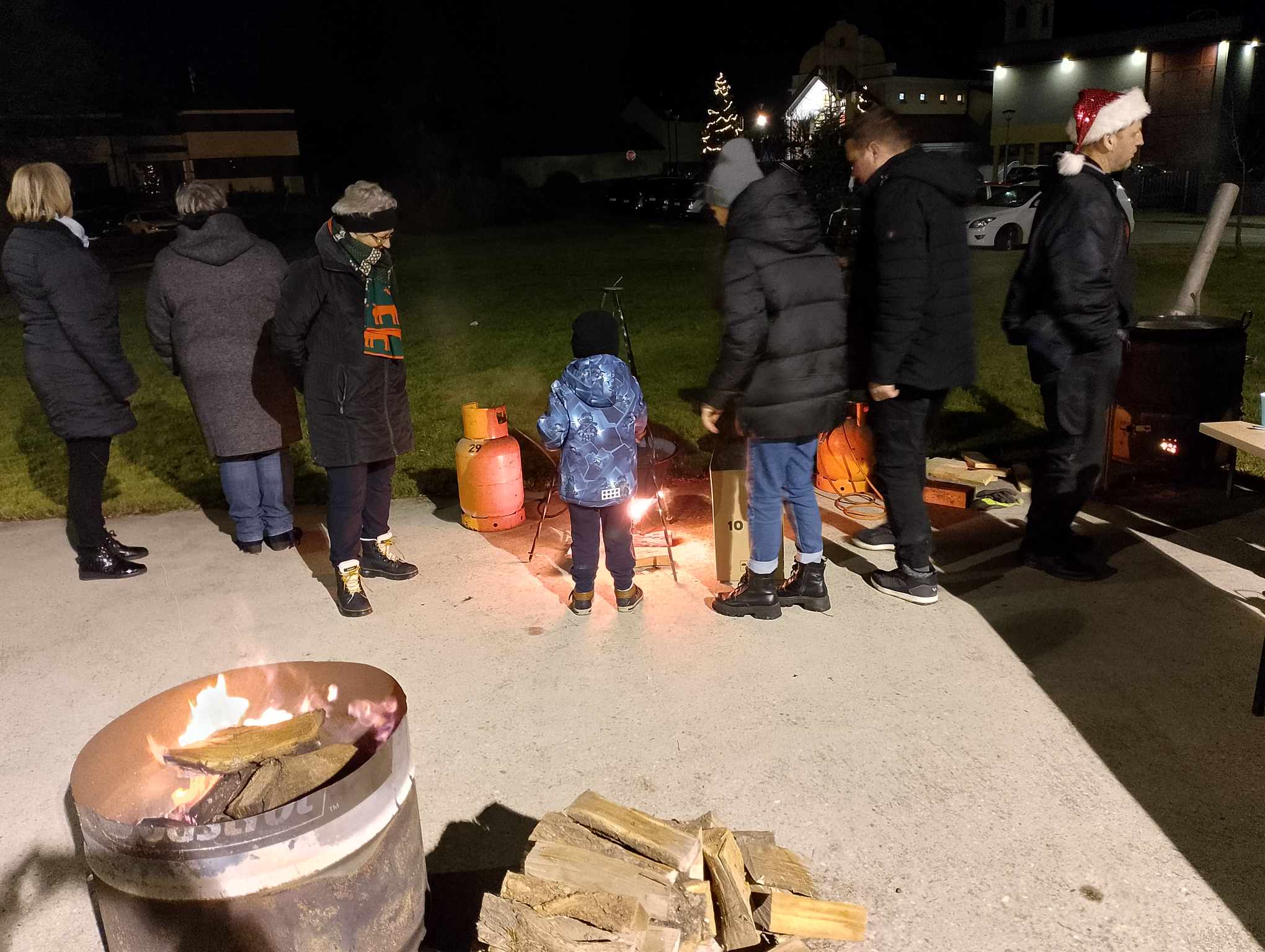 MAČKOVEC U BOŽIĆNOM ZAGRLJAJU Kuhano vino i topli čaj nakon polnoćke okupili mještane kod Društvenom domu