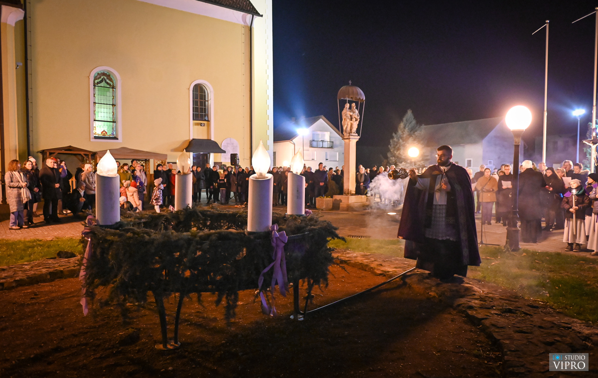 Prelog Na adventskom vijencu upaljena treća svijeća