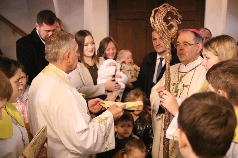 Biskup Radoš krstio peto dijete obitelji Spajić iz Svetog Martina na Muri