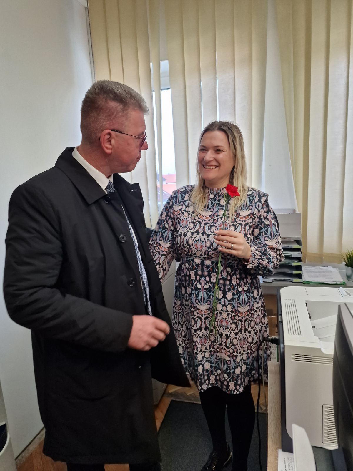 Gradonačelnik Dražen Srpak darivao žene na njihovim radnim mjestima
